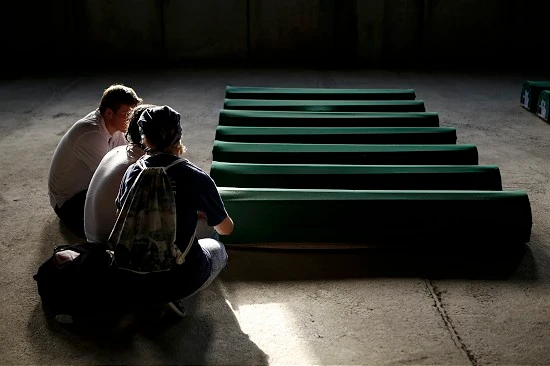 Srebrenitsa kurbanlarının cenazeleri Potoçari Anıt Mezarlığı'nda